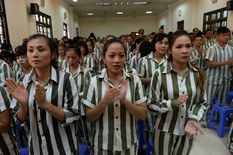 越南宣布特赦令:囚犯离开监狱画面