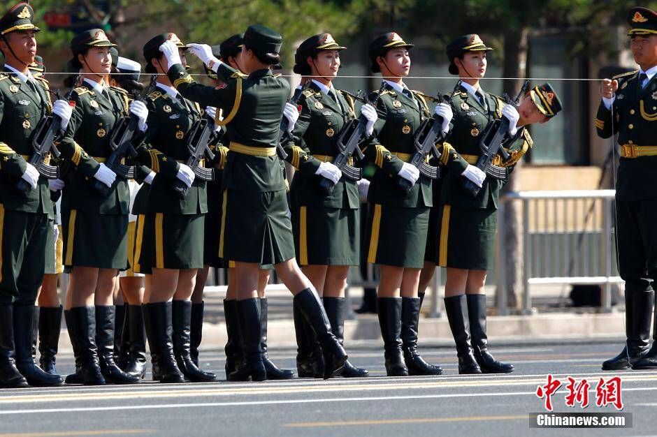 阅兵式上的女兵