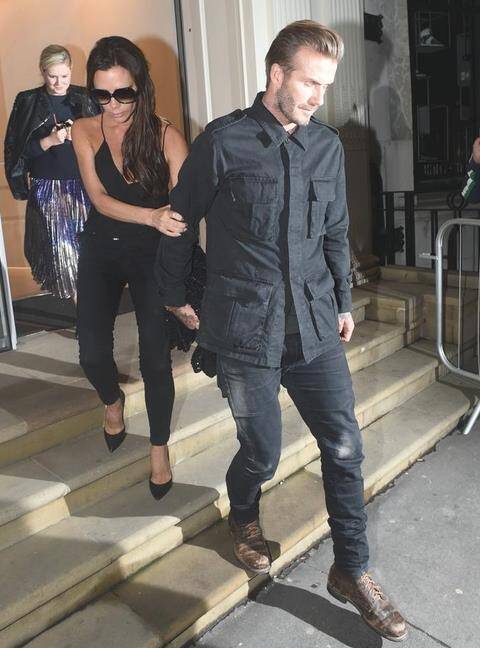 没忍住?贝嫂维多利亚裤裆湿了一大片