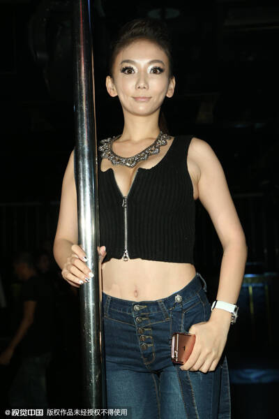 “援交女王”刘乔安穿低胸装现身 拍MV进娱乐圈_手机凤凰网
