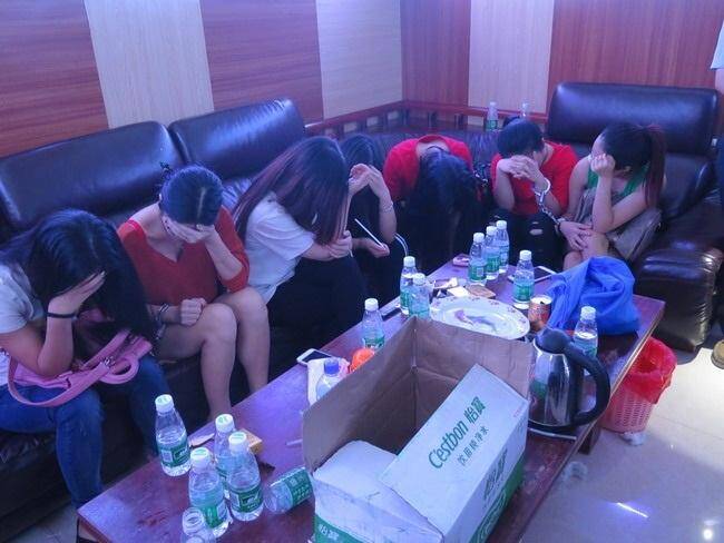 广东:16名男女吸毒被抓现场
