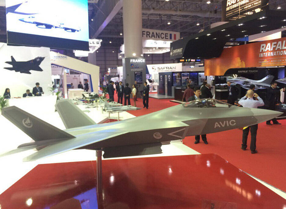 歼31战机首次走出国门亮相迪拜 内置弹仓设计曝光