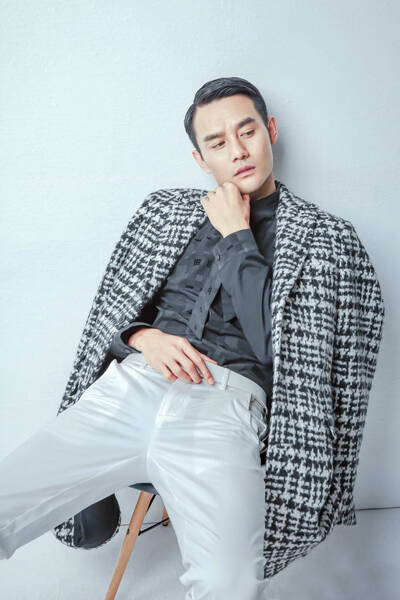 帅气!王凯最新大片曝光 舔唇演绎雅痞诱惑