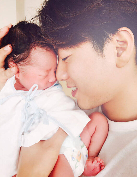 唐一菲产房照曝光 凌潇肃怀抱男婴充满爱意