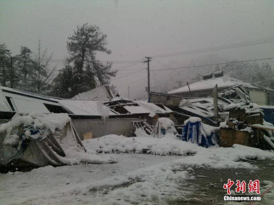 浙江一厂房被雪压塌 3人被困_手机凤凰网