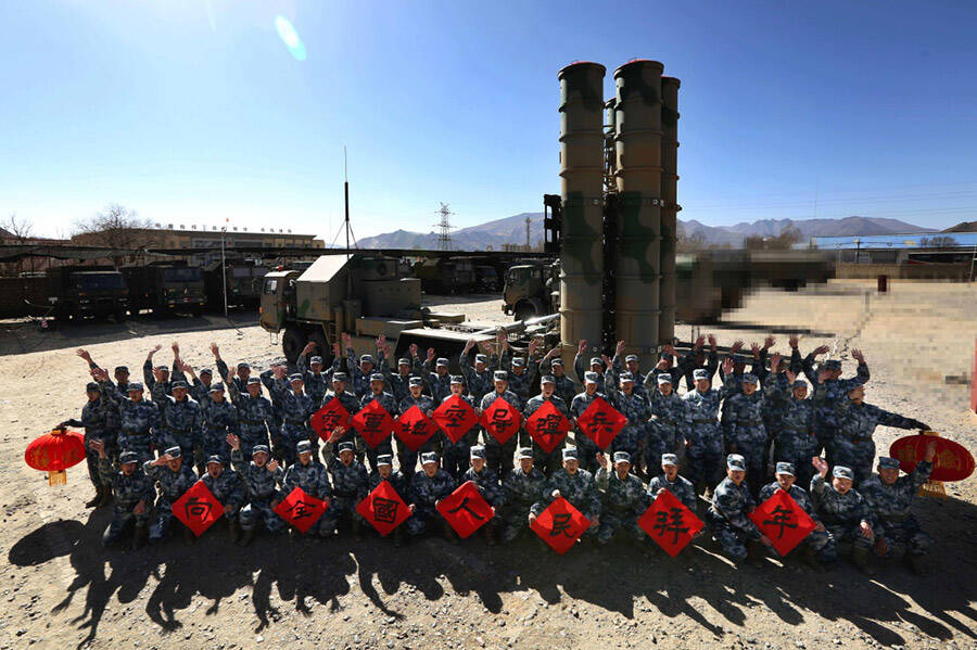 西部战区红旗9导弹群大年不休 驻训高原苦练