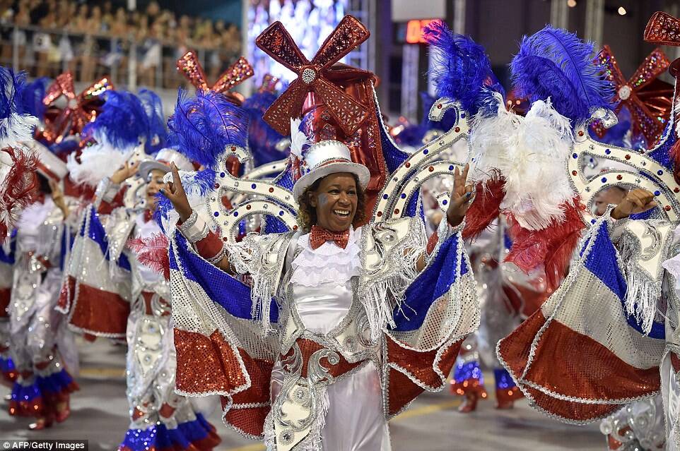 巴西里约狂欢节"寨卡阴霾"中开幕