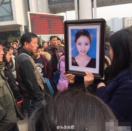 安徽一艺考女生坠亡 家长校门口烧纸放炮