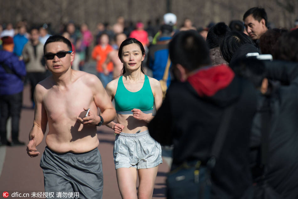 真的脱光了!北京奥森光猪跑 比基尼美女抢镜_手机凤凰网
