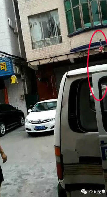 男孩从5楼阳台掉下瞬间 街坊拉棉被接住_手机凤凰网