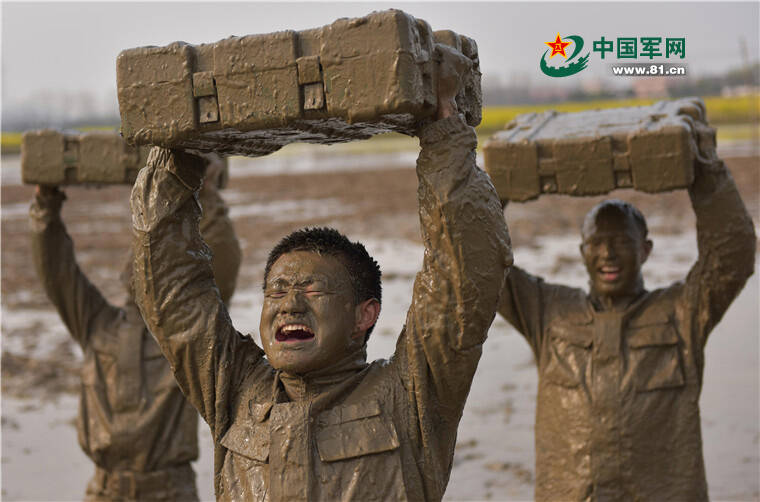 武警特战队"魔鬼周"训练 泥浆格斗宛若大片