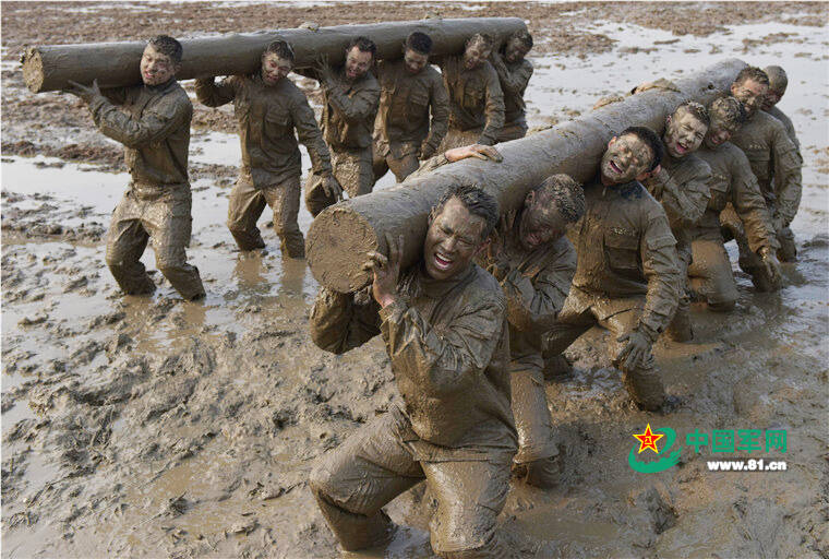 武警特战队"魔鬼周"训练 泥浆格斗宛若大片
