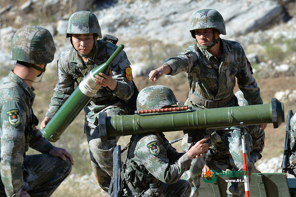 解放军火箭筒发射瞬间震撼画面曝光 管壁通红_手机凤凰网