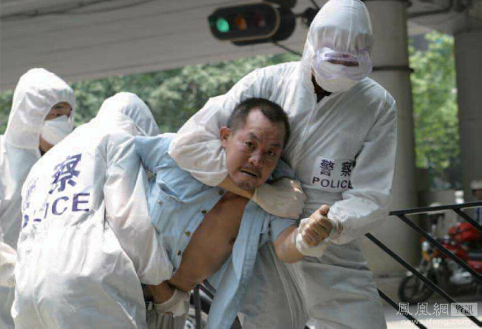 首发于2013年)2003年4月末,北京地坛医院内,一位非典患者痛苦地煎熬