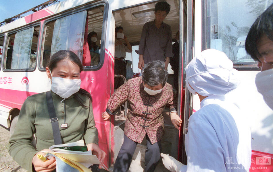 首发于2013年)2003年4月末,北京地坛医院内,一位非典患者痛苦地煎熬