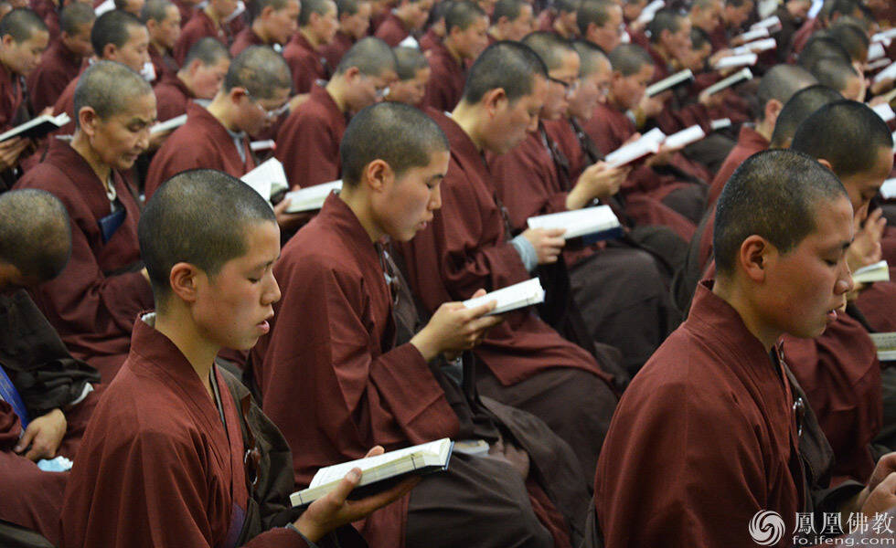 普寿寺全体尼众为唐山诵经祈福