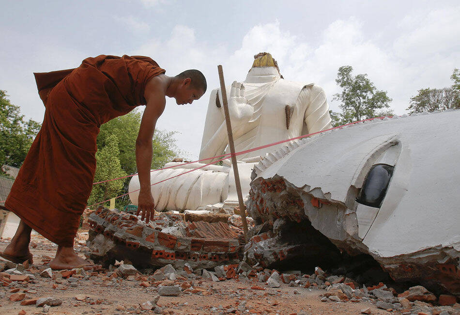 图为泰国北部清莱府地震中受损的巨大佛像.