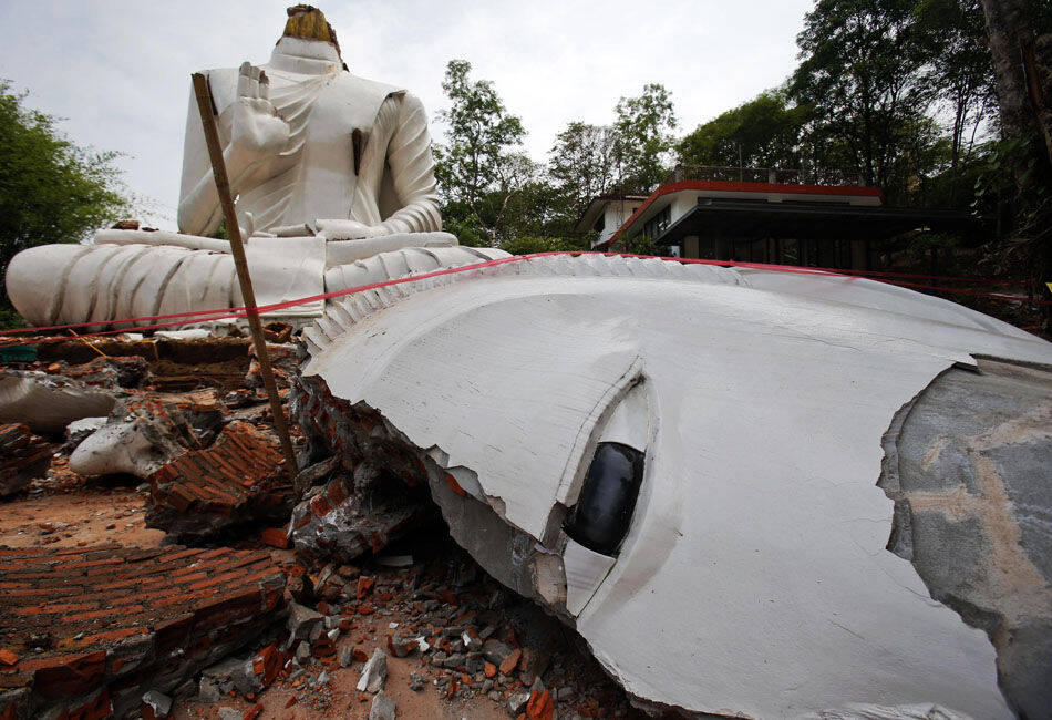 图为泰国北部清莱府地震中受损的巨大佛像.