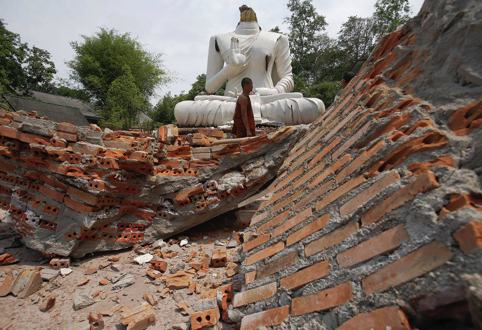 图为泰国北部清莱府地震中受损的巨大佛像.