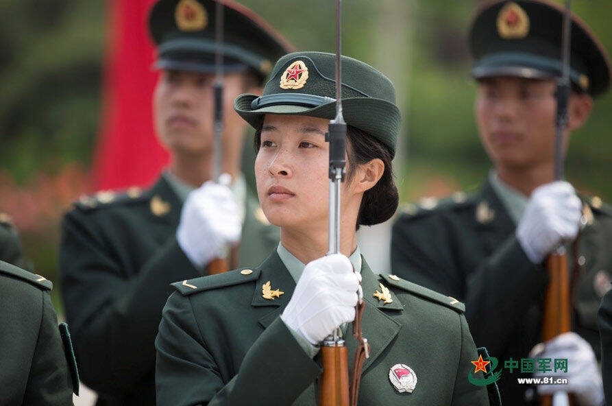 中国首批仪仗队女兵训练揭秘:汗水浇筑英姿飒爽