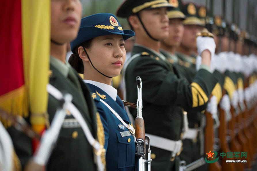 中国首批仪仗队女兵训练揭秘:汗水浇筑英姿飒爽