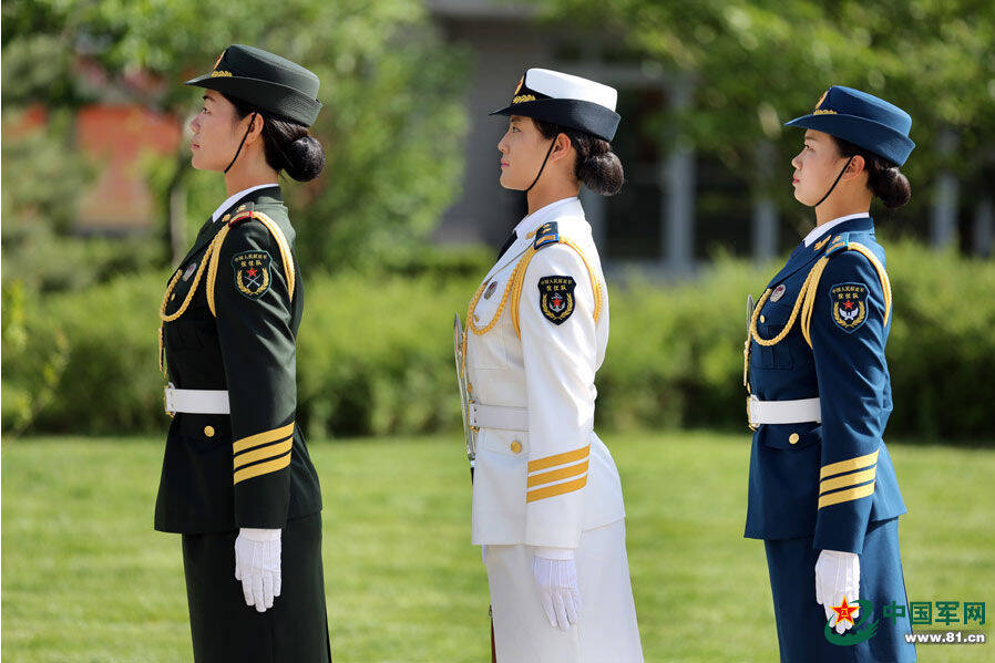 中国首批仪仗队女兵训练揭秘:汗水浇筑英姿飒爽_手机凤凰网