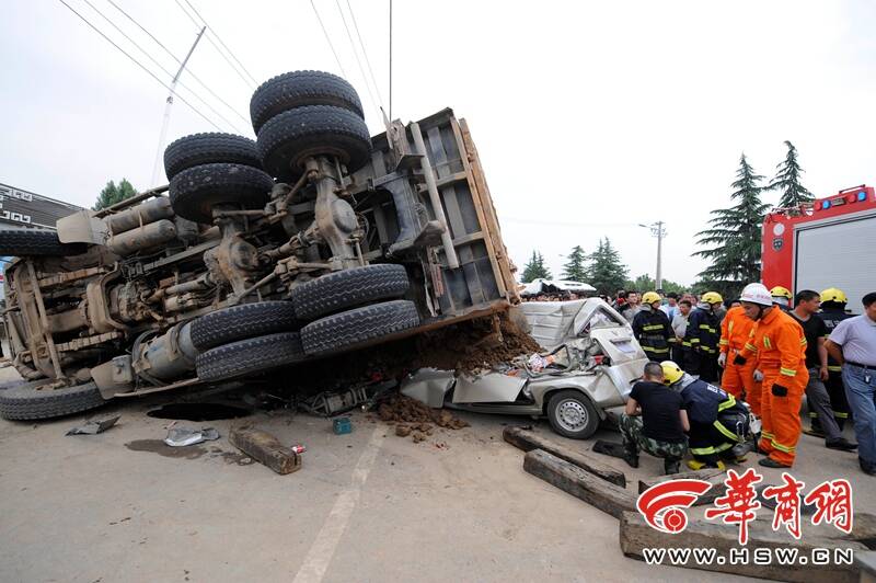 陕西一渣土车遭警车追赶侧翻