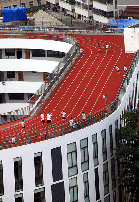 浙江一小学建全国首条楼顶跑道 双层护栏保安全