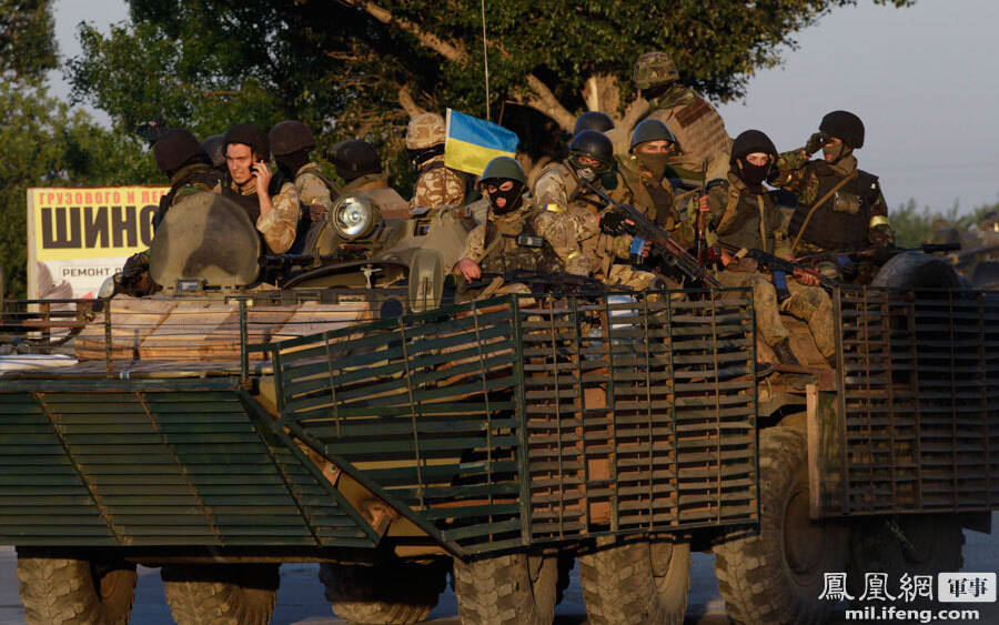 乌克兰马里乌波尔守军被曝光涂有"纳粹"标志