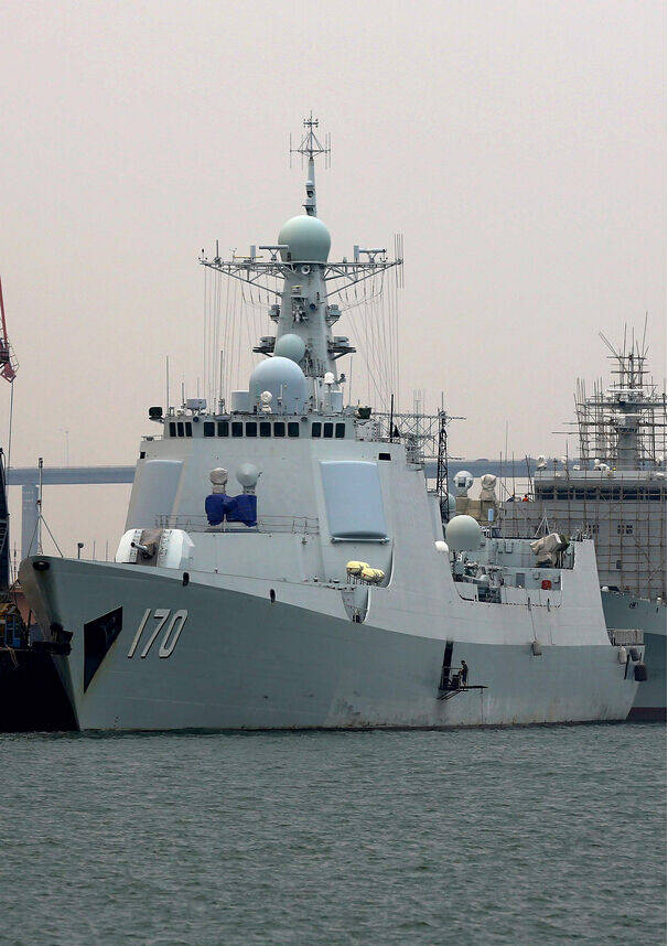 某码头拍摄到中国海军的052c型170兰州号导弹驱逐舰,该舰正在进行改装