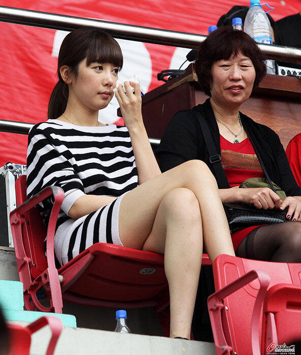 郜林妻子现身看台 撅嘴抠鼻萌态尽现