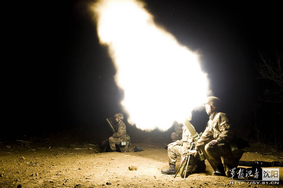 解放军沈阳军区演练夜间组训 炮火照亮夜空