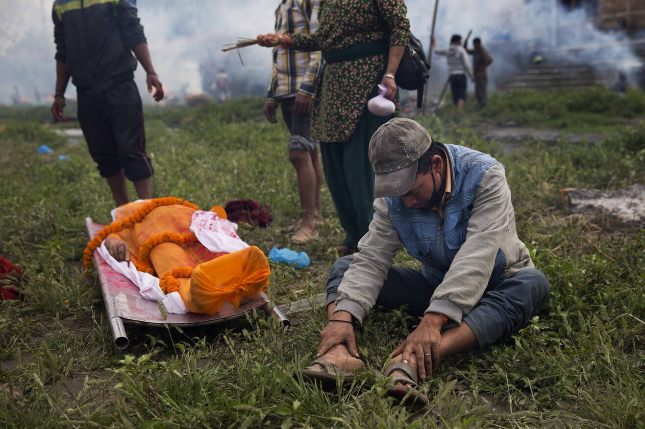尼泊尔街头遍布尸体 公园成临时火葬场_手机凤凰网