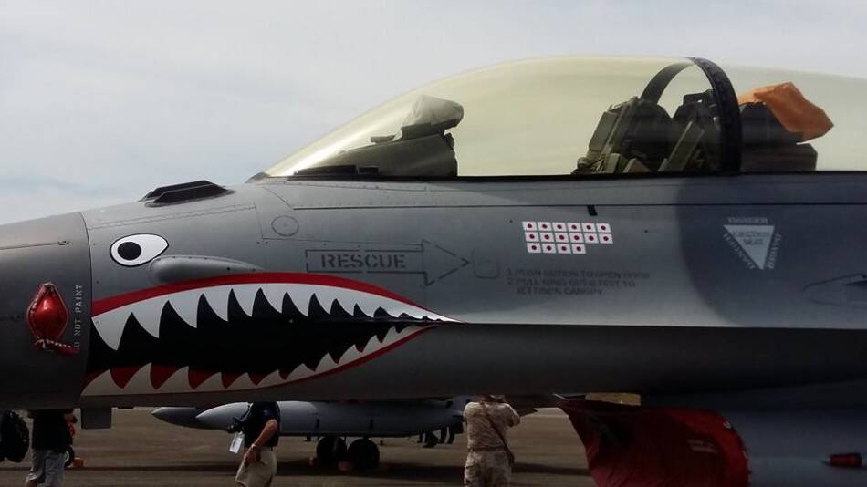 台战机再现p40经典鲨鱼嘴涂装 纪念中美抗战情谊