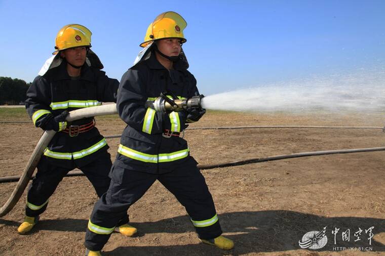 解放军消防训练:一架飞机突然起火 官兵5分钟扑灭