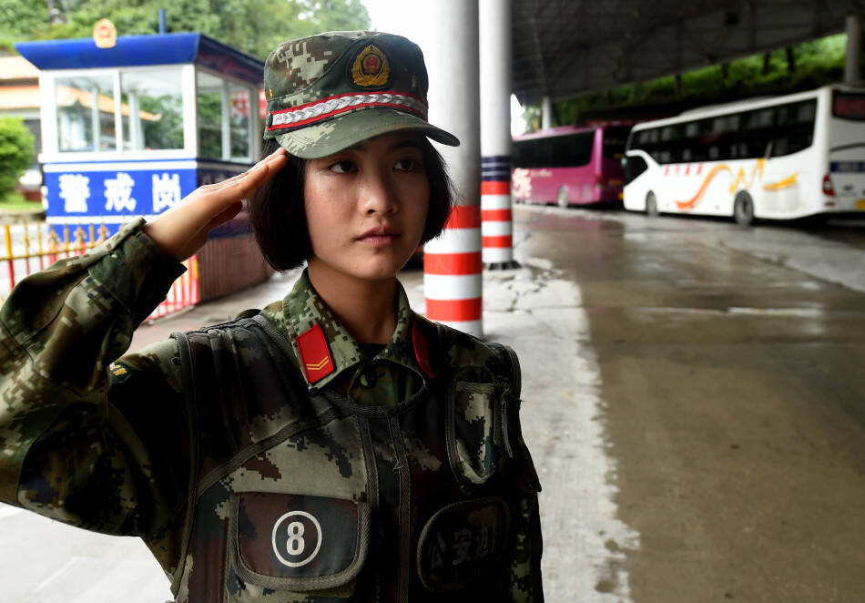 边防女武警图片