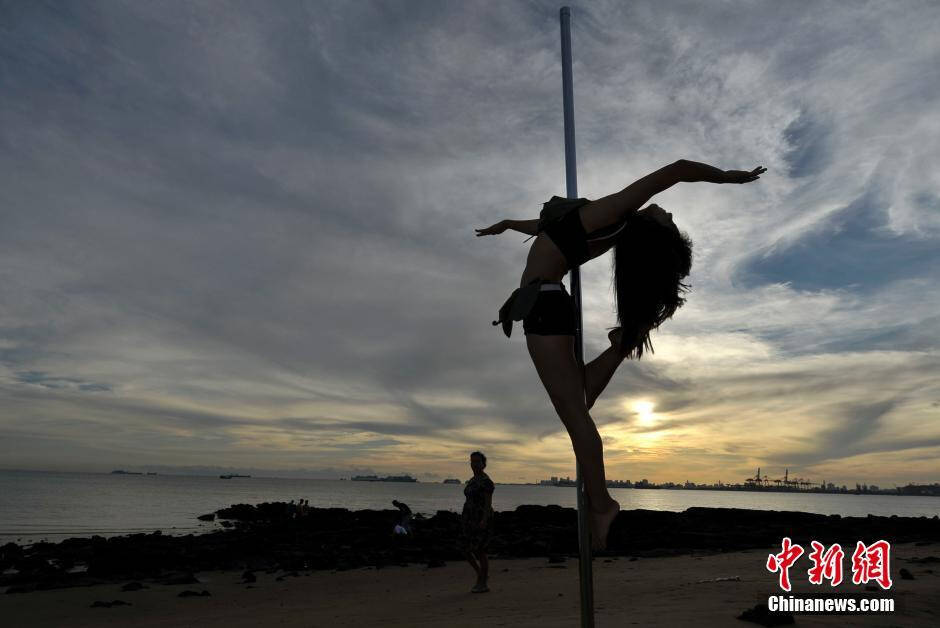 粽叶比基尼美女海边秀钢管舞