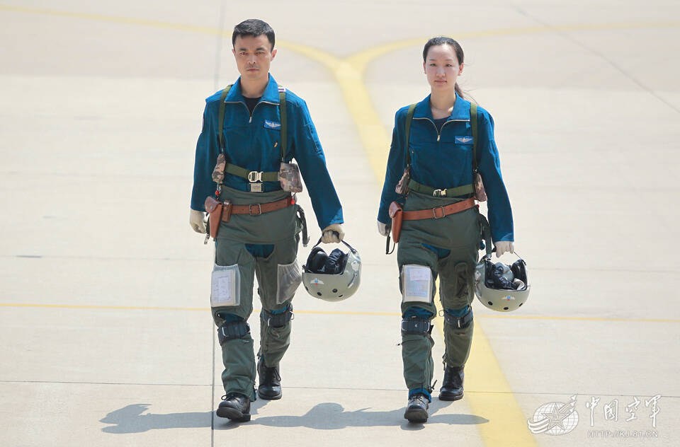 中国空军双学士女飞行员首次开上飞豹歼轰战机
