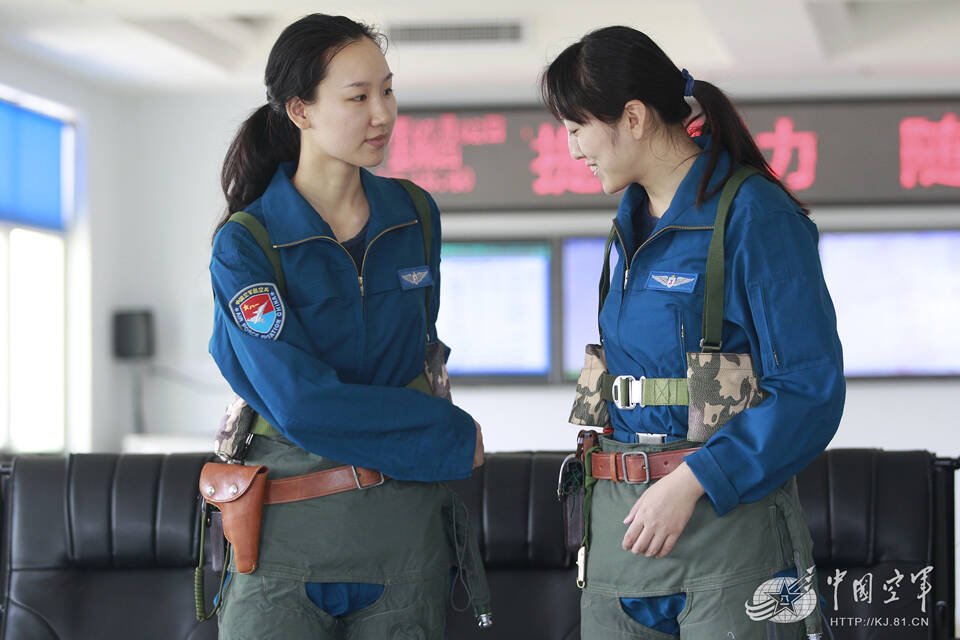 中國空軍雙學士女飛行員首次開上飛豹殲轟戰機