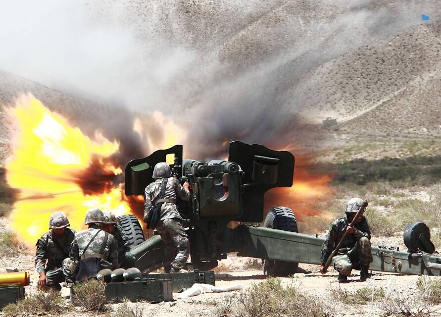 炮火连天映军容:新疆炮兵团152毫米加榴炮平射