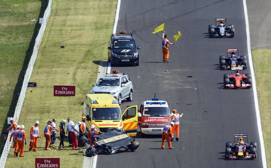 f1再遇撞车事故 赛车解体车手侥幸逃生