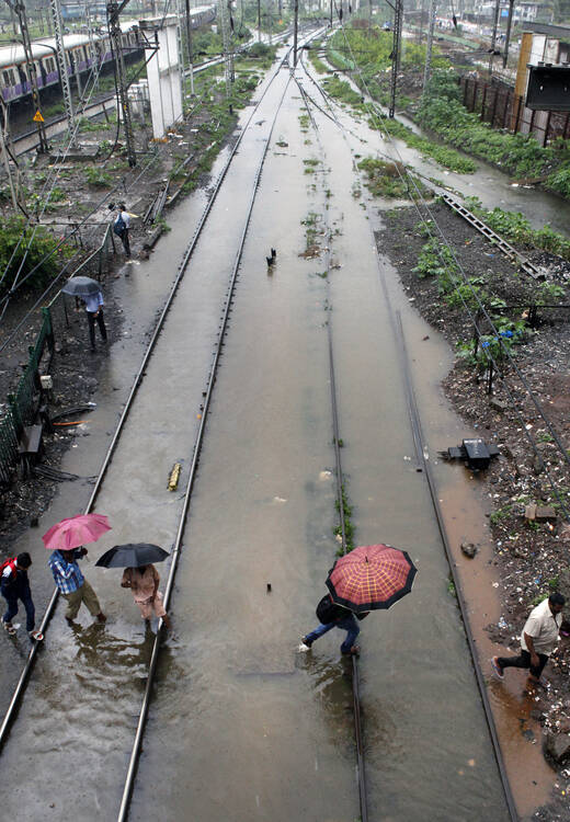 當地在乾旱一個月後突然遭遇暴雨,大雨引發洪水,將地勢較低的地方淹沒