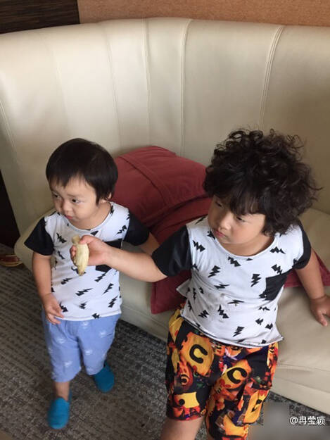 邹市明晒丈母娘庆生合影 二胎儿子表情与邹明轩神同步[高清大图]