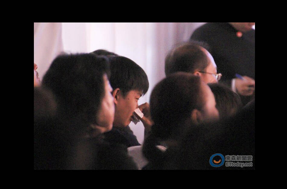 台湾自杀女星杨可涵追思会举行 男友憔悴落泪[高清大图]_手机凤凰网