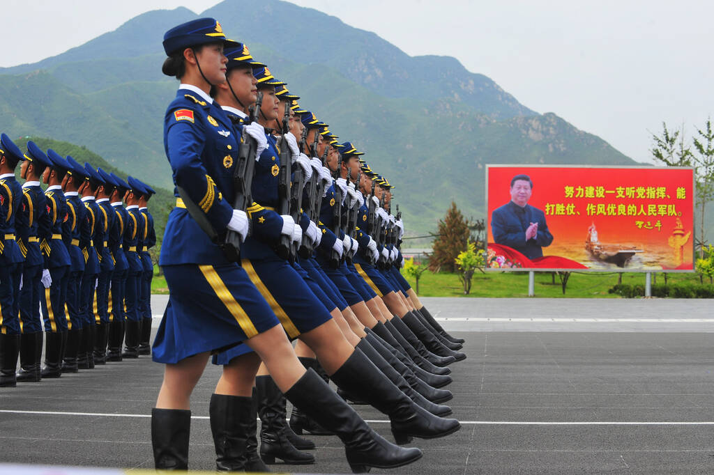 实拍阅兵村阅兵方队 女仪仗兵首次受阅_手机凤凰网