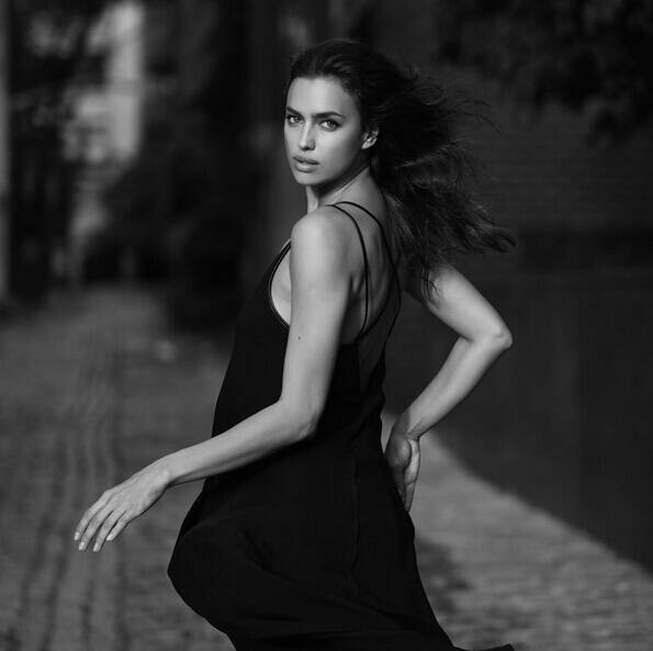 伊莲娜性感比基尼度假 与男友激吻"虐狗"