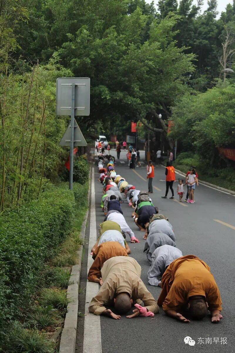 130余人朝山画面:三步一叩首