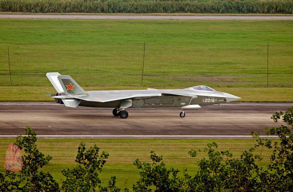 俄t-50战机高清试飞照曝光 做工细节稍差于中美