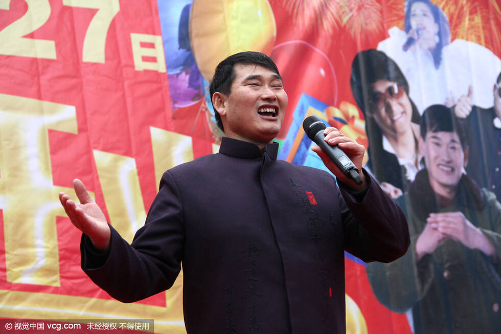 大衣哥朱之文台上献唱 粉丝争先握手表现激动_手机凤凰网