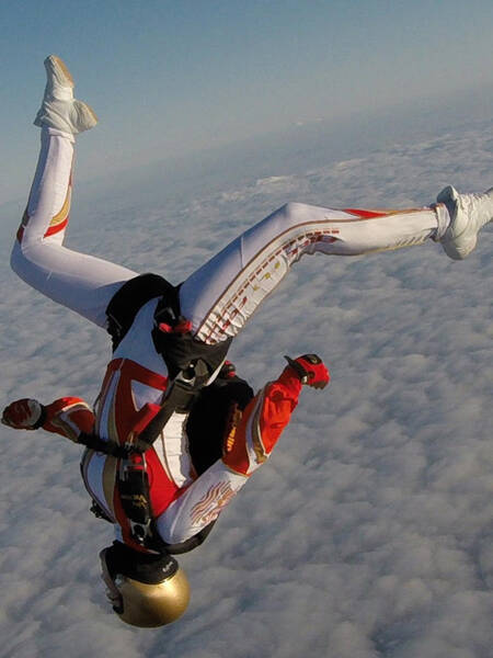 俄罗斯美少女演绎万米高空芭蕾 旋转倒立